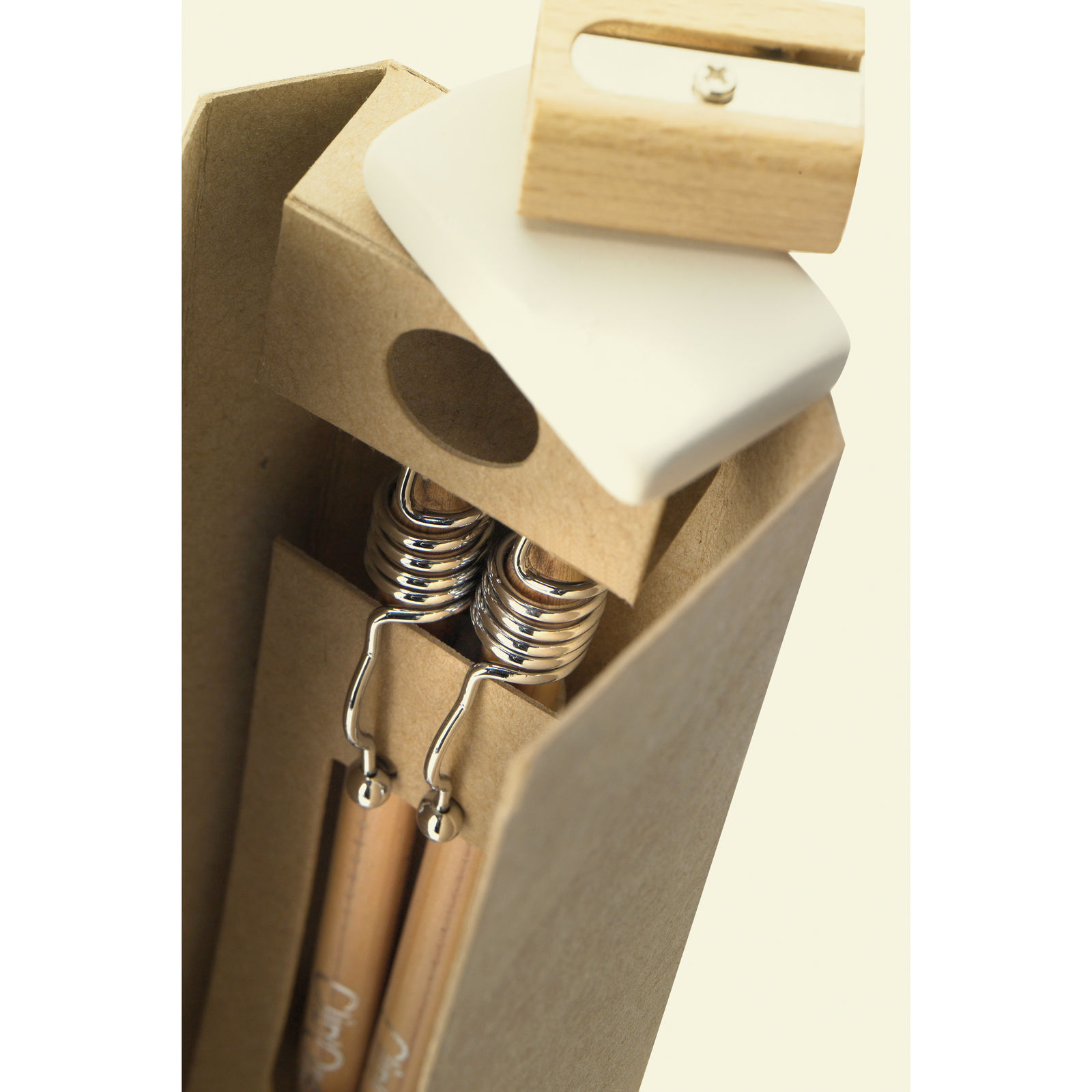 Crayons de graphite en bois réalistes, taille-crayon, gomme et copeaux